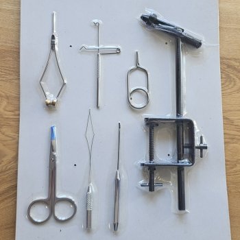 Bindestock mit Werkzeug-Set Nr.770B Tool Kit Card Das Starter-Set zum Fliegenbinden! Begrenztes Sonderangebot - Schnell zuschnappen & sparen!