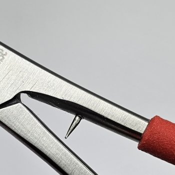 Scissor Clamp STR Red Die praktische Zangen-Schere mit Reinigungsdorn.