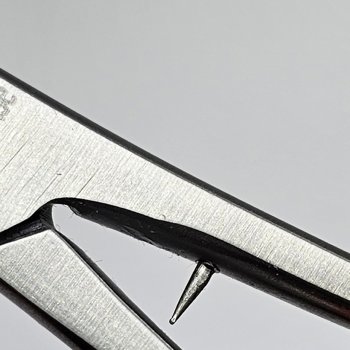 Scissor Clamp STR Purple Die praktische Zangen-Schere mit Reinigungsdorn.