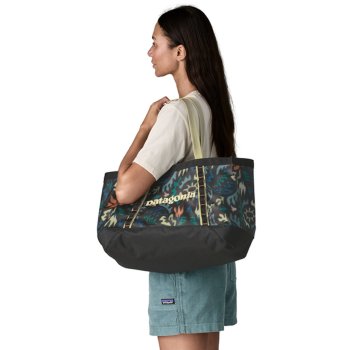 Patagonia Black Hole Tote 25L in Kaleido: Black (KALB) Die äußerst chicke, schöne, strapazierfähige Tragetasche.