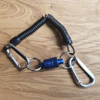 MUSKA Blue Magnetic Net Releaser with Lanyard und Clips Der praktische, komplette Magnetkescherhalter.